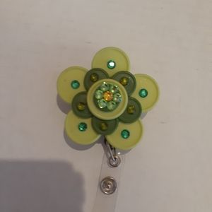 Retractable name badge holder